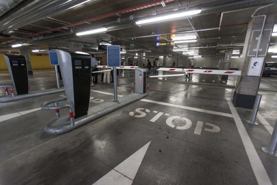 Zaatakowali ochroniarza gazem i maczetą, bo nakleił znaczek na źle zaparkowane auto