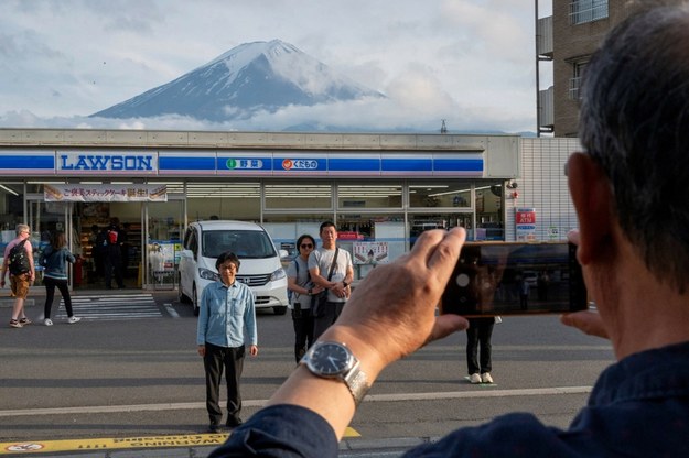 Parking przed jednym ze sklepów spożywczych w miejscowości Fujikawaguchiko w prefekturze Yamanashi /KAZUHIRO NOGI/AFP/East News /