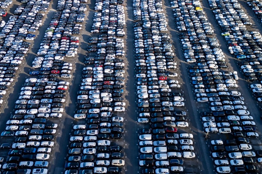 Parking zapełniony samochodami /Christopher Neundorf /PAP/EPA