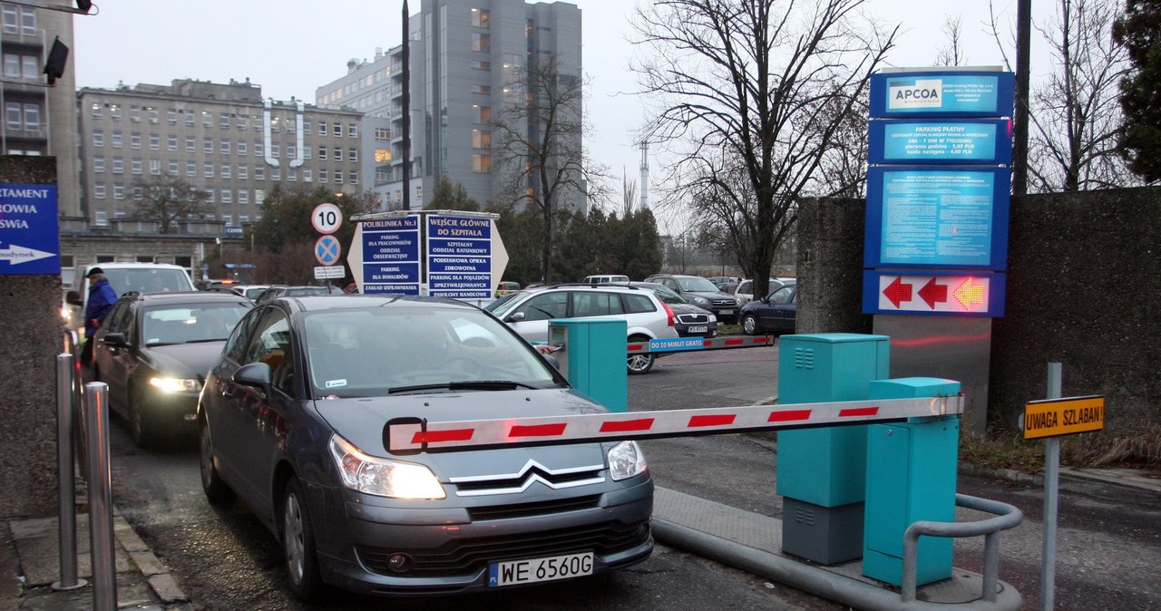 Parkingi pod szpitalami są niezwykle drogie /Mariusz Grzelak /Agencja SE/East News