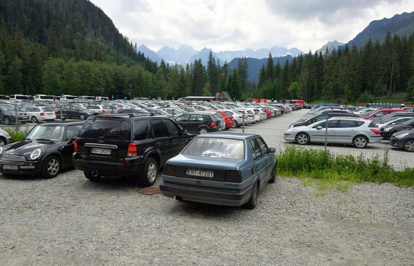 Parkingi w Zakopanem i okolicach pękają w szwach mimo wysokich cen. /Pawel Murzyn/East News /East News