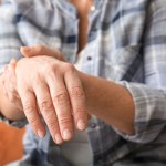 Parkinson zaczyna się w jelitach? Nowe badania wskazują na mikrobiotę