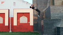 Parkour opanował do perfekcji. Ale skacze