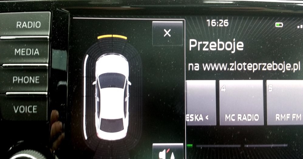 Parkować można automatycznie lub zdać się na system czujników /INTERIA.PL