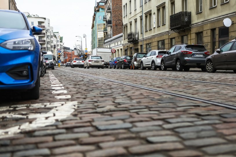Parkowanie na chodniku jest dokładnie uregulowane w polskich przepisach /Adam Burakowski/REPORTER /East News