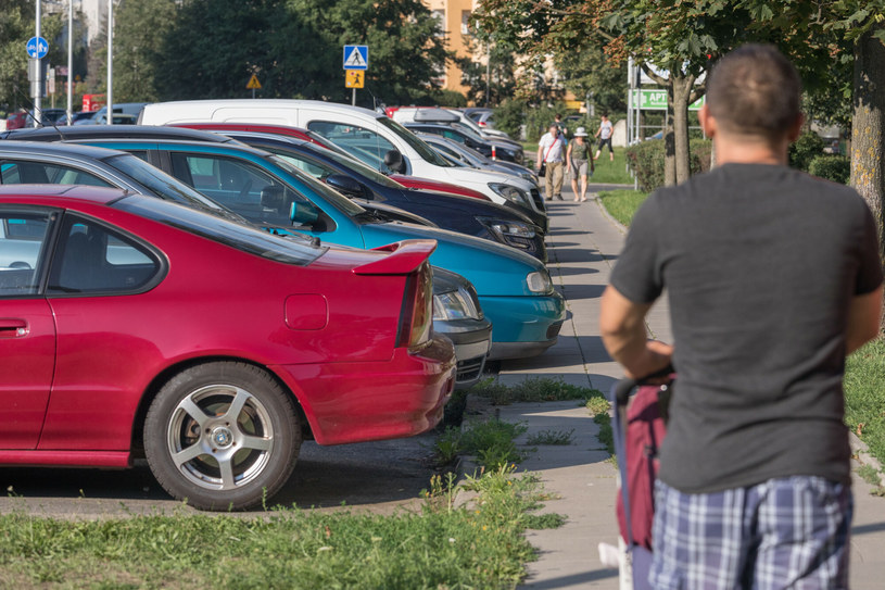 Parkowanie na chodniku może skończyć się mandatem. /Arkadiusz Ziółek /East News