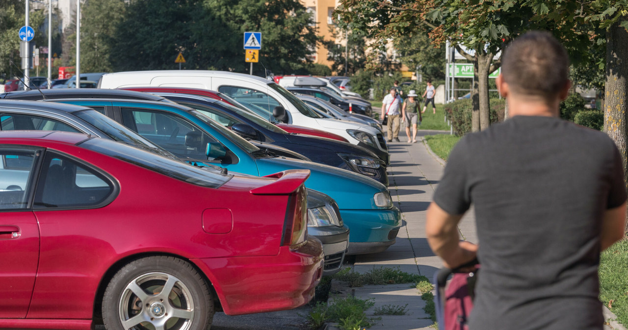 Parkowanie na chodniku może skończyć się mandatem. /Arkadiusz Ziółek /East News