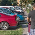 Parkowanie na chodniku. Wolno, czy będzie mandat?  