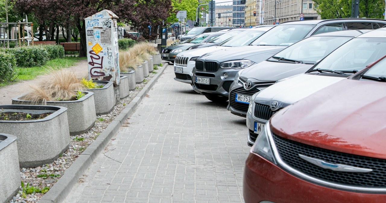 Parkowanie na chodniku wymaga pozostawienia 1,5 m przestrzeni dla pieszych. Ale to nie wszystko /Dawid Wolski /East News