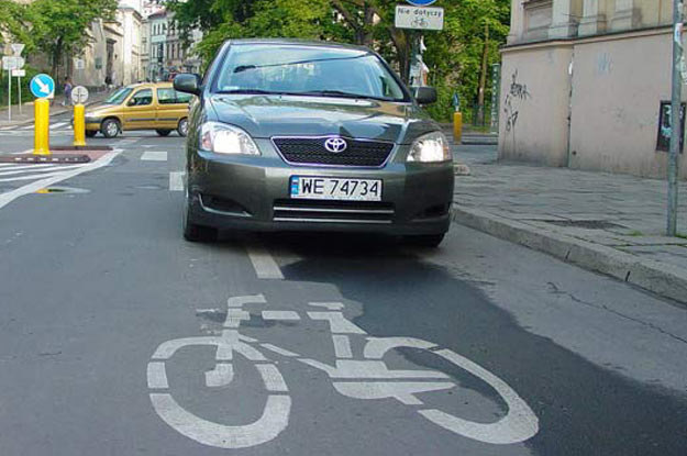 Parkowanie na drodze rowerowej /INTERIA.PL