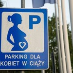 Parkowanie na miejscach dla rodzin i kobiet w ciąży. Czy jest za to kara?