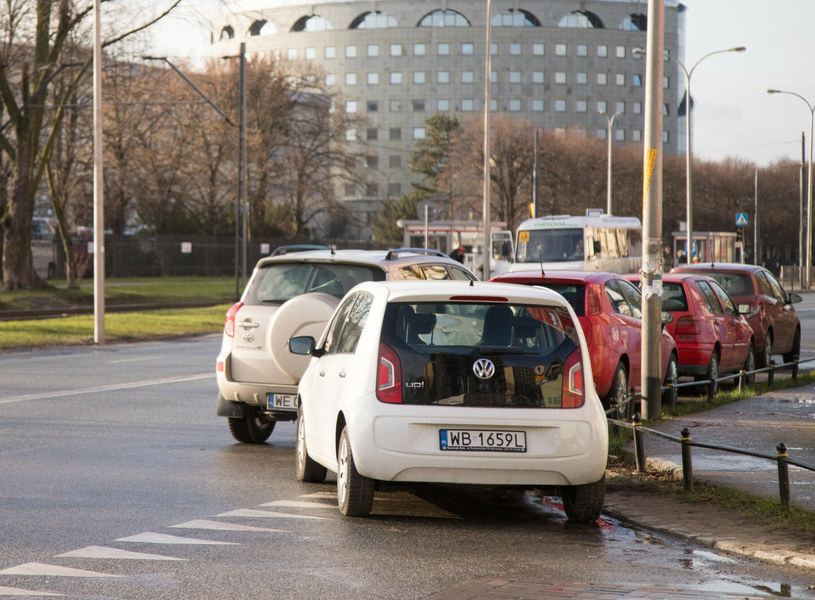 Parkowanie na skrzyżowaniu lub w odległości bliższej niż 10 metrów od niego jest niedozwolone /Paweł Wiśniewski / Polska Press /East News