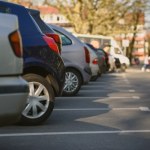 Parkowanie na terenie prywatnym to plaga. Co może właściciel?