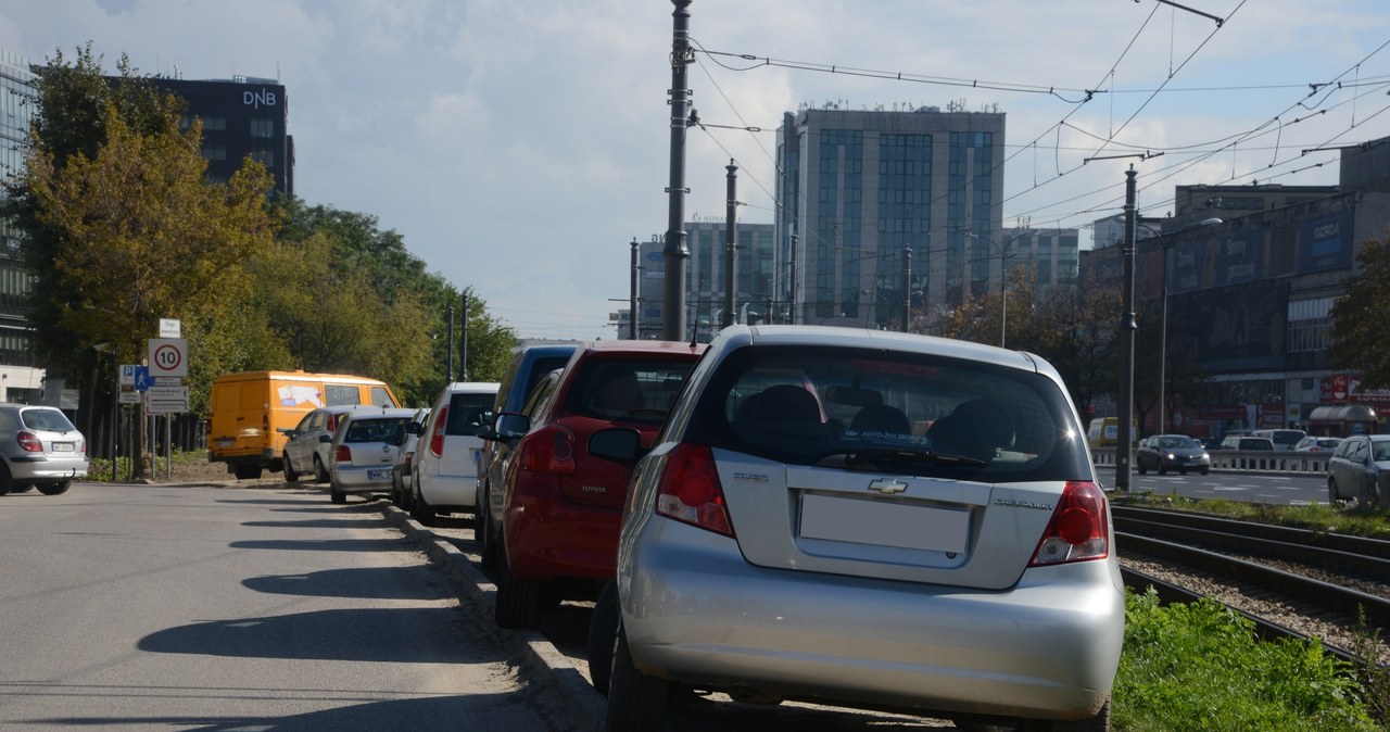 Parkowanie na trawie, jest zabronione. Jednak w miejscach, gdzie zieleń została zniszczona, można zostawić auto. /Motor