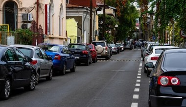 Parkowanie na wakacjach? Uwaga na regułę "pod prąd"