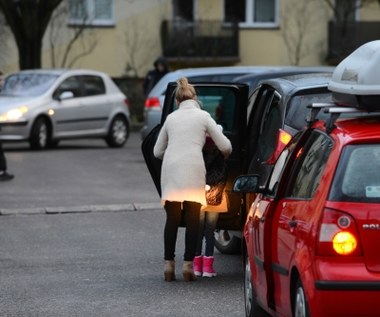 Parkowanie pod szkołą. Gdzie się zatrzymać, żeby uniknąć mandatu?