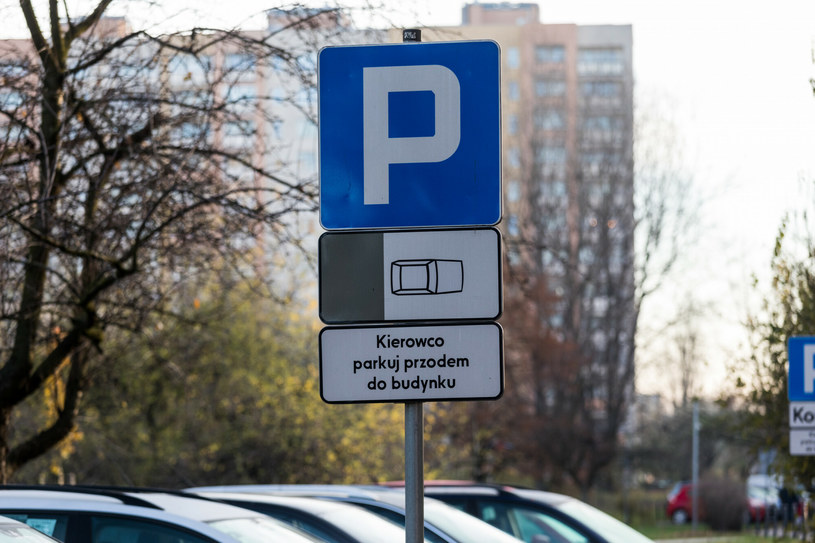 Parkowanie prostopadłe to manewr, który powinien opanować każdy kierowca. /ARKADIUSZ ZIOLEK /East News