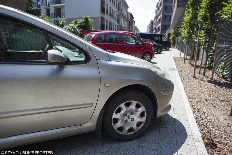 Parkowanie to dla wielu kierowców stresujący moment /Szymon Blik /Reporter