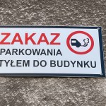 Parkowanie tyłem do budynku. Czy grozi za to mandat? 