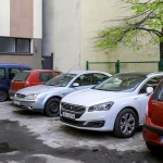 Parkowanie tyłem do budynku. Czy naprawdę grozi za to mandat? 