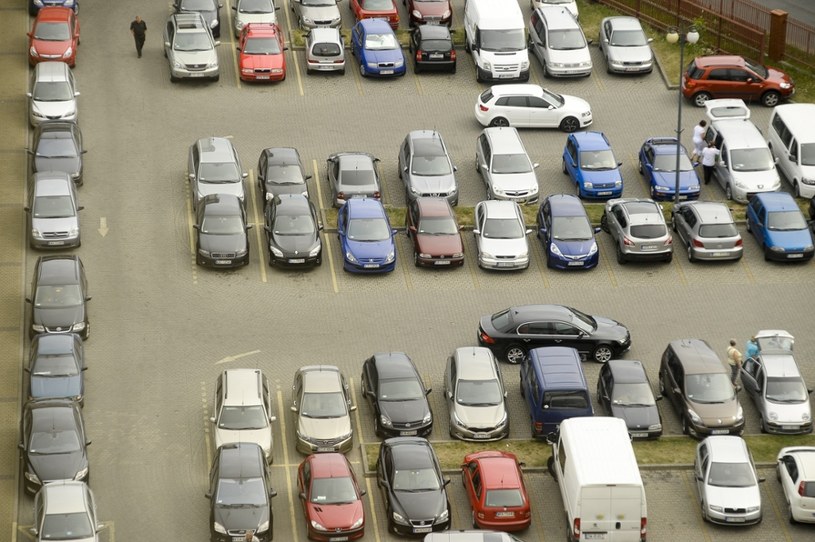 Parkowanie w miastach to nie jest prosta sprawa /Wojciech Stróżyk /Reporter