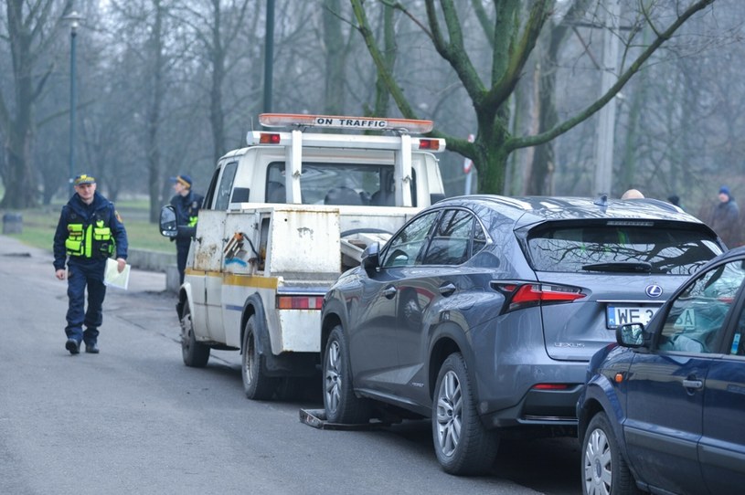 Parkowanie za blisko przejścia dla pieszych może skończyć się odholowaniem samochodu /Artur Zawadzki /East News