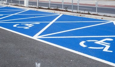 Parkują pod oknami i nic im nie grozi. Deweloper znalazł dziurę w przepisach