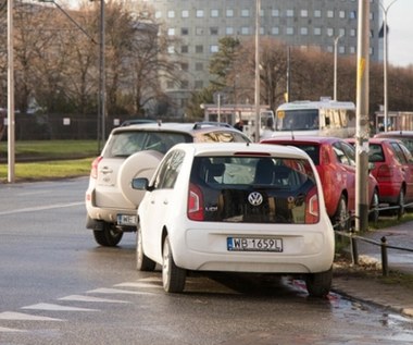 Parkując auto stosuj zasadę 10 metrów. Mandat to dopiero początek problemów