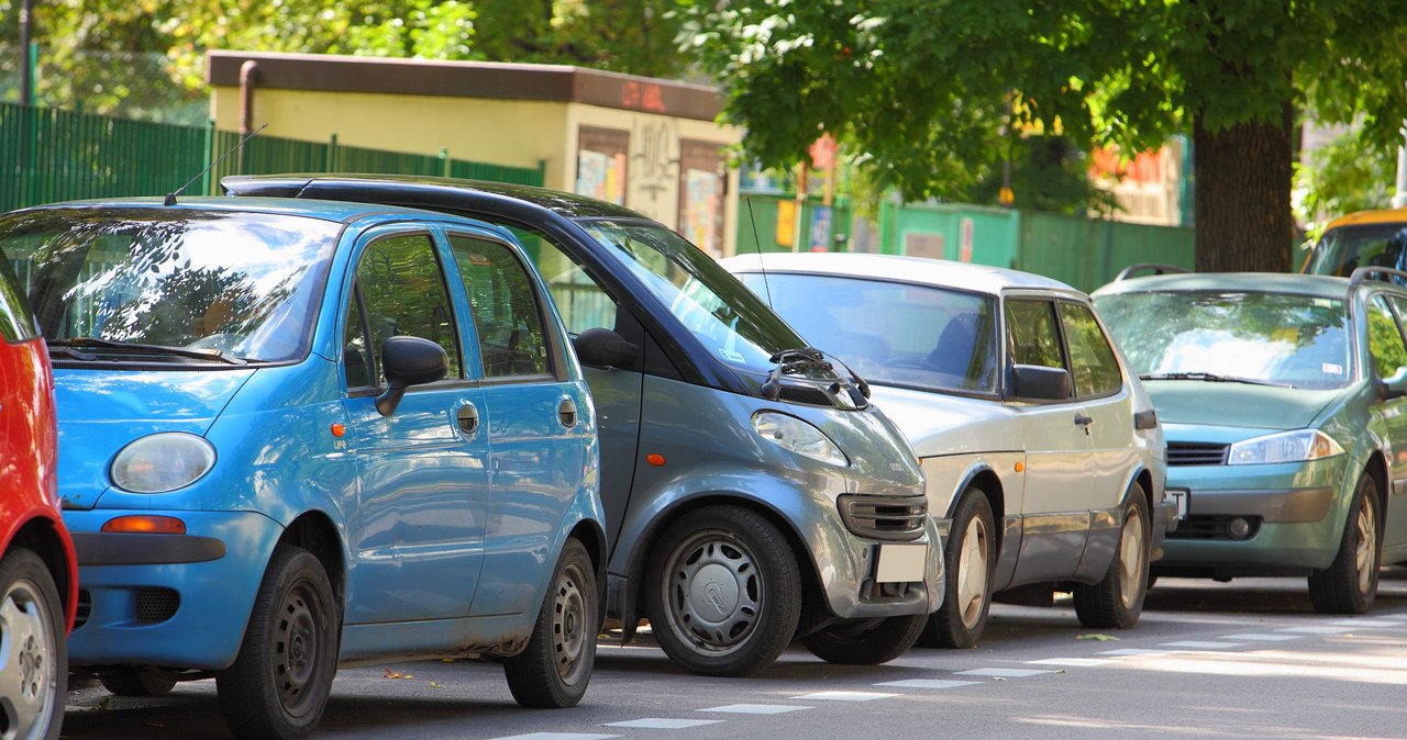 Parkując na jezdni trzeba ustawić pojazd jak najbliżej krawężnika, a co najważniejsze – równolegle do niego. Parkowanie prostopadłe jest zakazane. /Motor