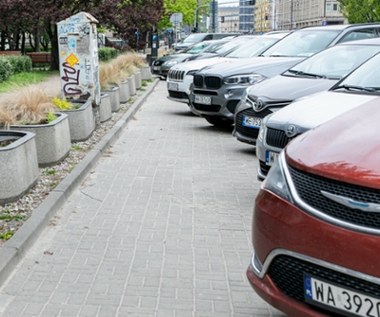 Parkujesz na chodniku? Lepiej zajrzyj w dowód rejestracyjny