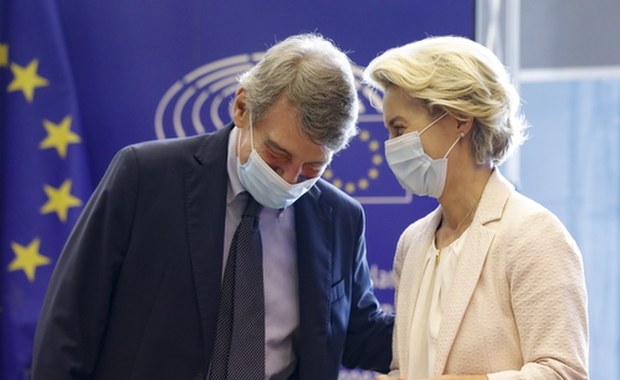 Parlament Europejski murem za KE ws. wstrzymywanych miliardów euro dla Polski 