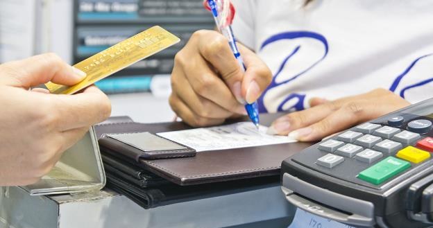 Parlament Europejski pracuje nad obniżeniem opłat za transakcje kartą. Mają spaść poniżej 0,5 proc. /&copy;123RF/PICSEL