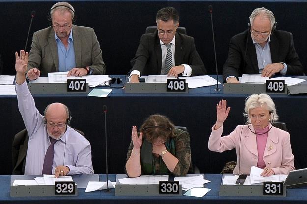Parlament Europejski przyjął obowiązkowy system eCall /AFP