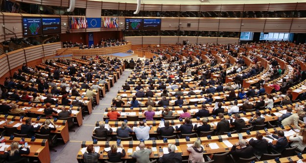 Parlament Europejski przyjął rezolucję krytykującą Polskę. Chodzi o edukację seksualną /OLIVIER HOSLET /PAP/EPA