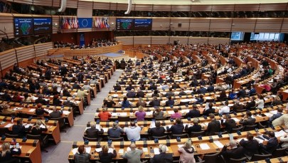Parlament Europejski przyjął rezolucję krytykującą Polskę. Chodzi o edukację seksualną 