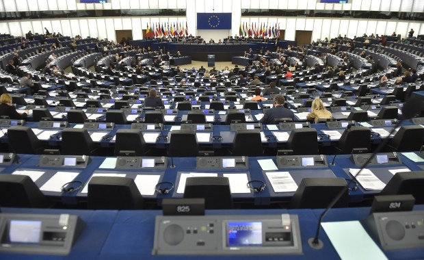 Parlament Europejski przyjął rezolucję ws. Polski: Paraliż TK zagraża demokracji i prawom człowieka