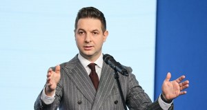 Parlament Europejski uchylił immunitetu Patrykowi Jakiemu. W tle spór z sędzią
