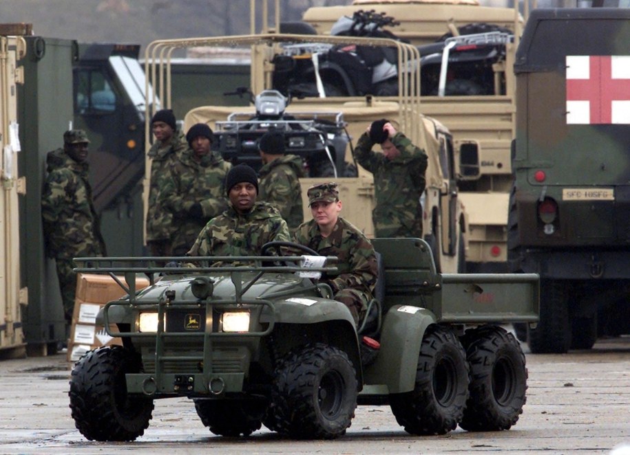 . Parlament Kirgistanu zdecydował w czerwcu, że Stany Zjednoczone muszą zlikwidować swą bazę lotniczą w Manas pod Biszkekiem do lipca 2014 roku /ROBERT GHEMENT /PAP/EPA