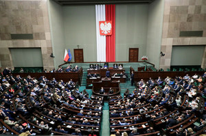 Parlamentarzyści "dorabiają" w rządzie i spierają się o uchwałę PiS