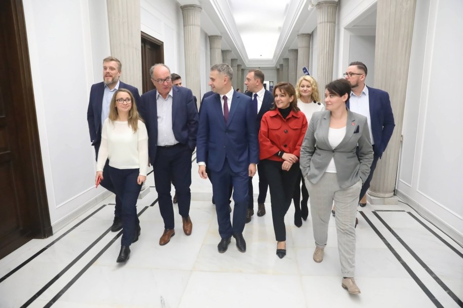 Parlamentarzyści Nowej Lewicy - od lewej: Adrian Zandberg, Marcelina Zawisza, Włodzimierz Czarzasty, Krzysztof Gawkowski, Tomasz Trela, Gabriela Morawska-Stanecka, Karolina Pawliczak i Anna Maria Żukowska /Tomasz Gzell    /PAP