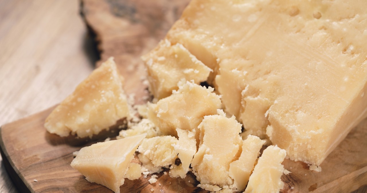 Parmezan jest nie tylko pyszny, ale też zdrowy dla kości, zębów i jelit /goodween123 /123RF/PICSEL