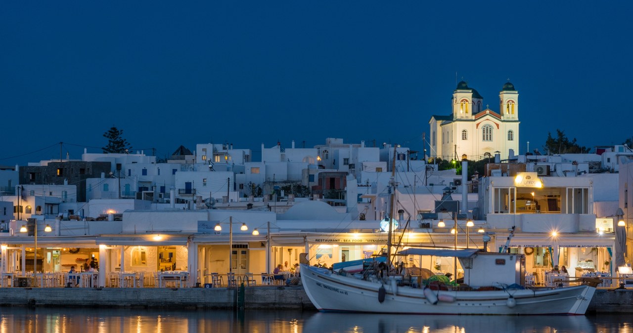 Paros oferuje tradycyjną dla Grecji architekturę, czyli białe domki z niebieskimi elementami, a do tego wąskie uliczki i kościółki z kopułami. /East News