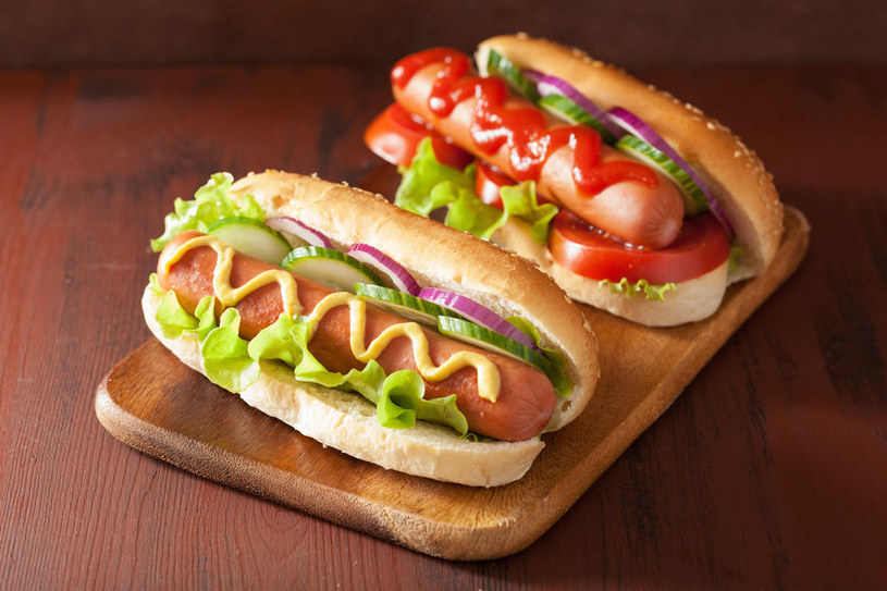 Parówki są podstawą słynnych amerykańskich hot dogów /123RF/PICSEL