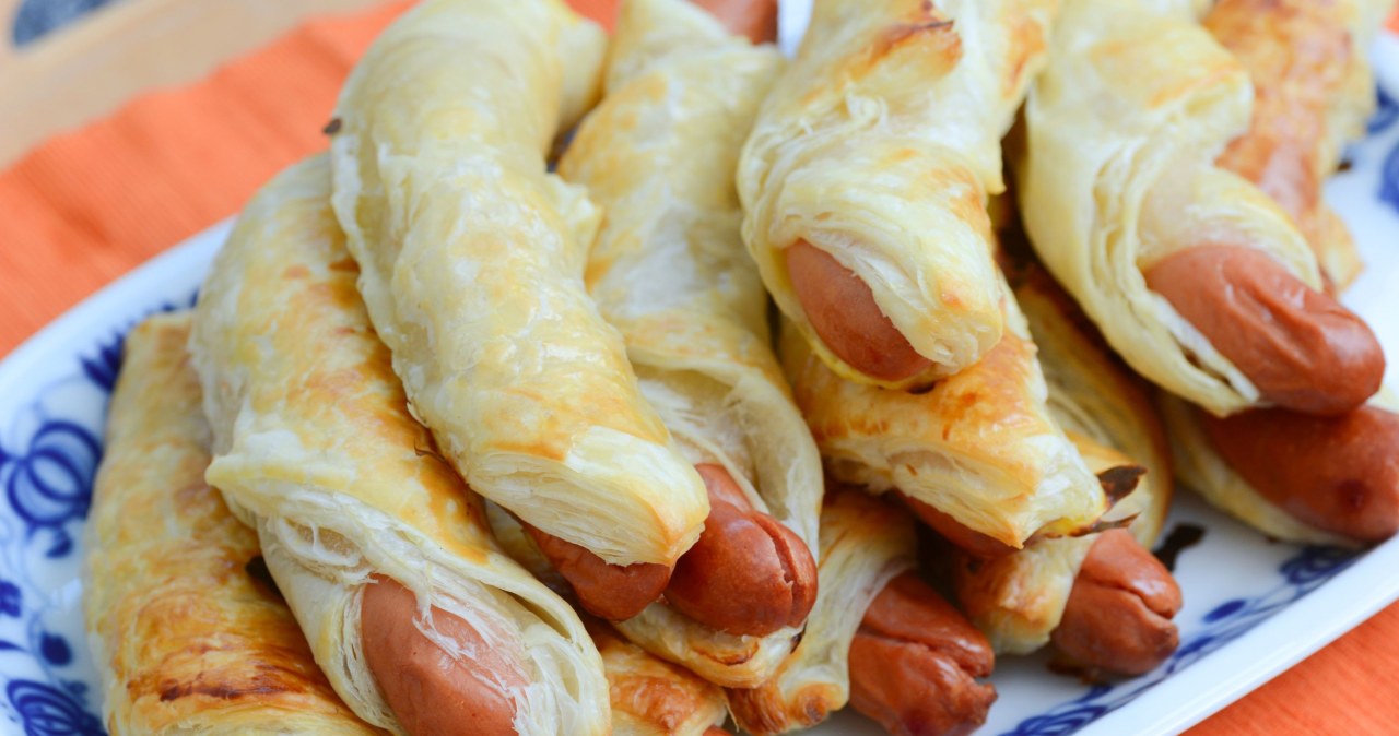 Parówki w cieście francuskim to szybka przekąska na ciepło /wakila /123RF/PICSEL