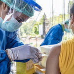 "Partactwo", "chałtura". Polscy eksperci ostro o mieszaniu szczepionek przeciw Covid-19