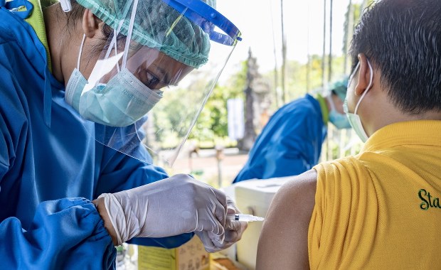 "Partactwo", "chałtura". Polscy eksperci ostro o mieszaniu szczepionek przeciw Covid-19