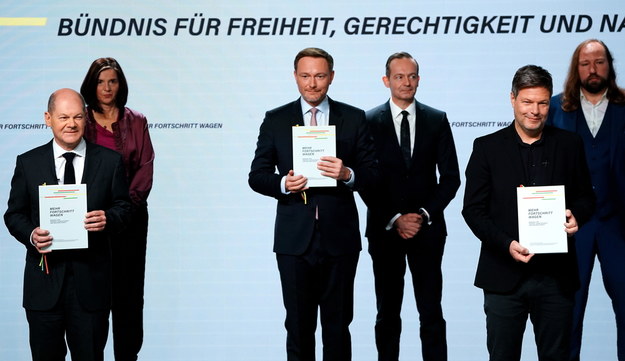 Partie SPD, Zielonych i FDP podpisały umowę koalicyjną, tworząc nowy rząd w Berlinie /Clemens Bilan /PAP/EPA