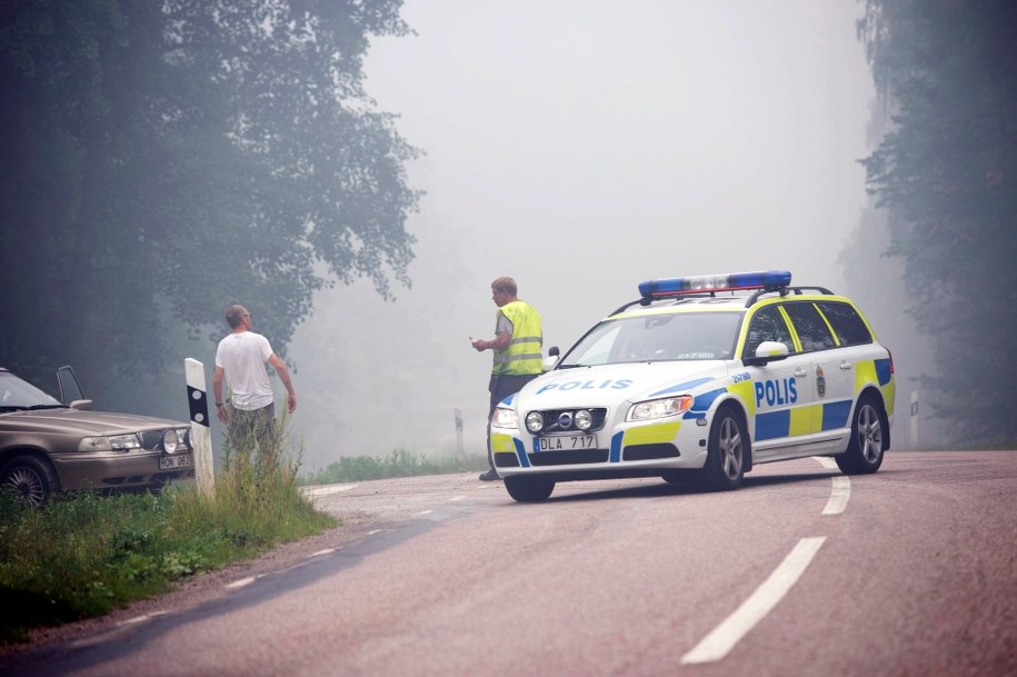 Pary poszukują oddziały policji z psami. Zaangażowano także śmigłowce. Jezioro przeczesują łodzie / 	FREDRIK SANDBERG    /PAP/EPA