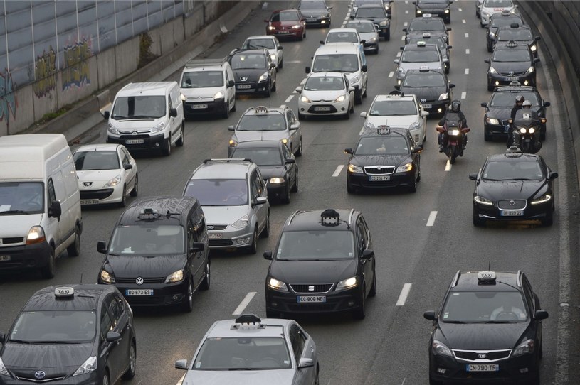 Paryscy taksówkarze protestują przeciwko „nielojalnej konkurencji” /AFP