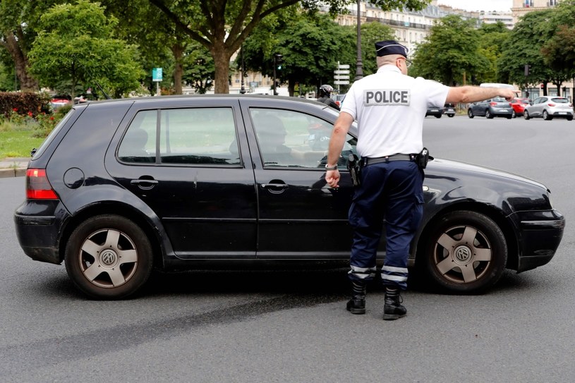 Paryska policja zatrzymuje VW Golfa /AFP